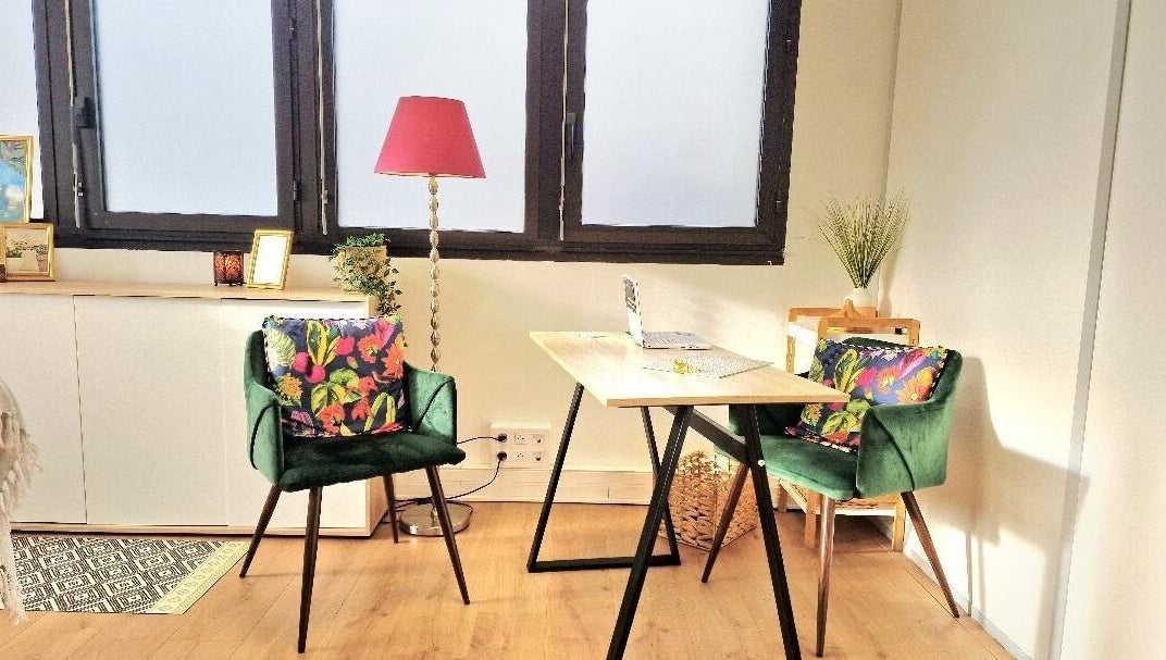 Salle lumineuse et élégante du Cil Par Cil à Tassin-la-demi-lune, Auvergne-rhône-alpes, FR avec fauteuils verts.