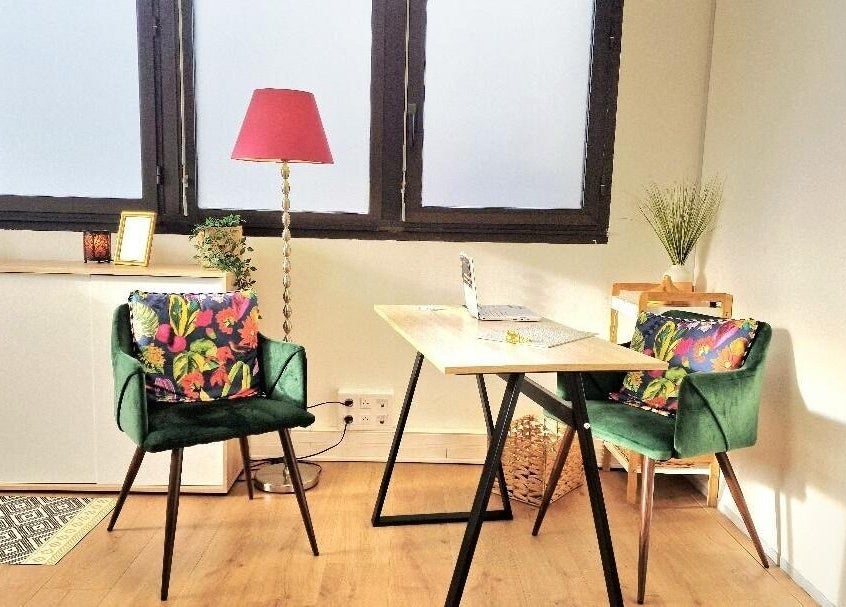 Salle lumineuse et élégante du Cil Par Cil à Tassin-la-demi-lune, Auvergne-rhône-alpes, FR avec fauteuils verts.