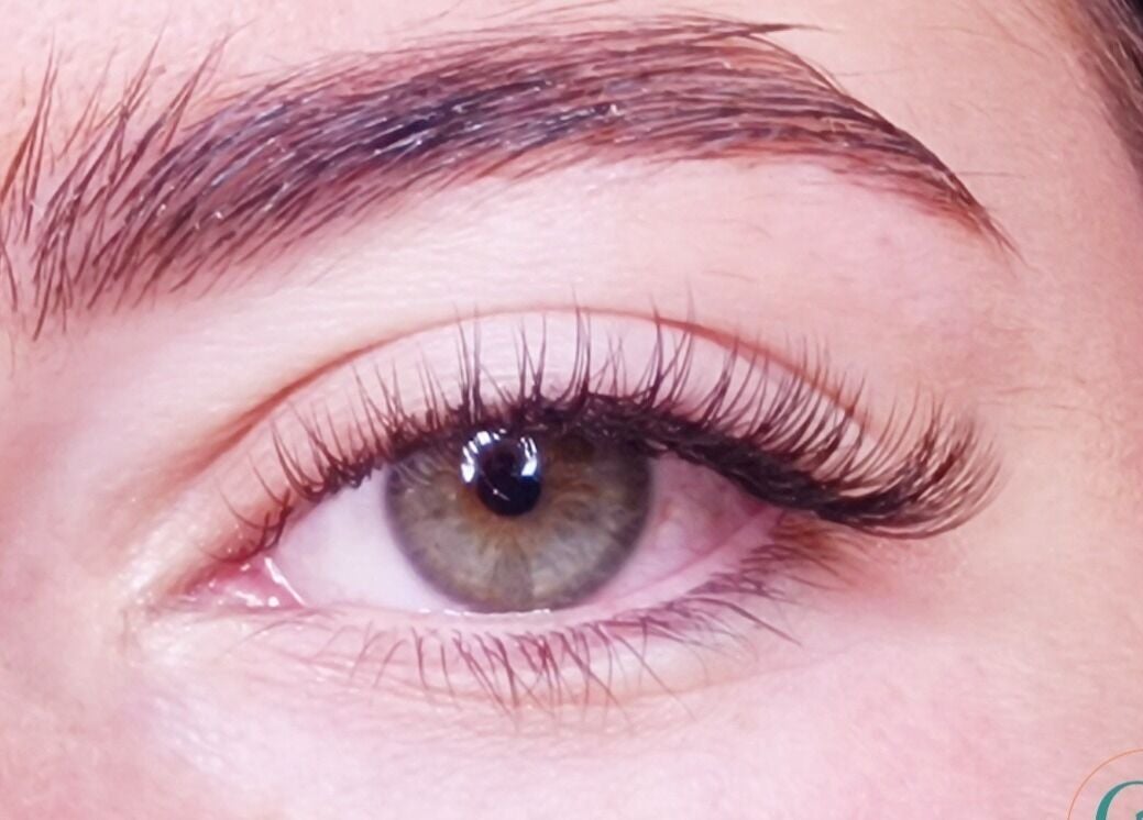 Sourcil et cils définis chez Cil Par Cil, Tassin-la-demi-lune, Auvergne-rhône-alpes, FR.