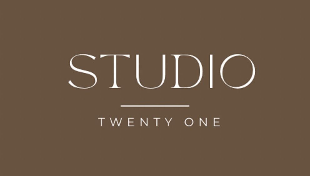 Elle @ Studio Twenty One logo on brown background, Rugby, England, GB. Sophisticated beauty venue.