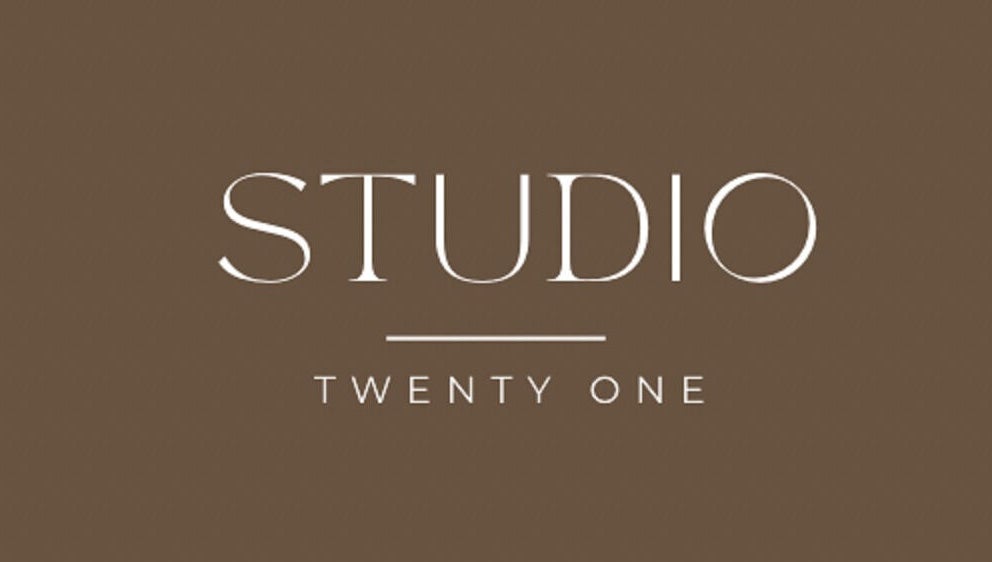 Elle @ Studio Twenty One logo on brown background, Rugby, England, GB. Sophisticated beauty venue.