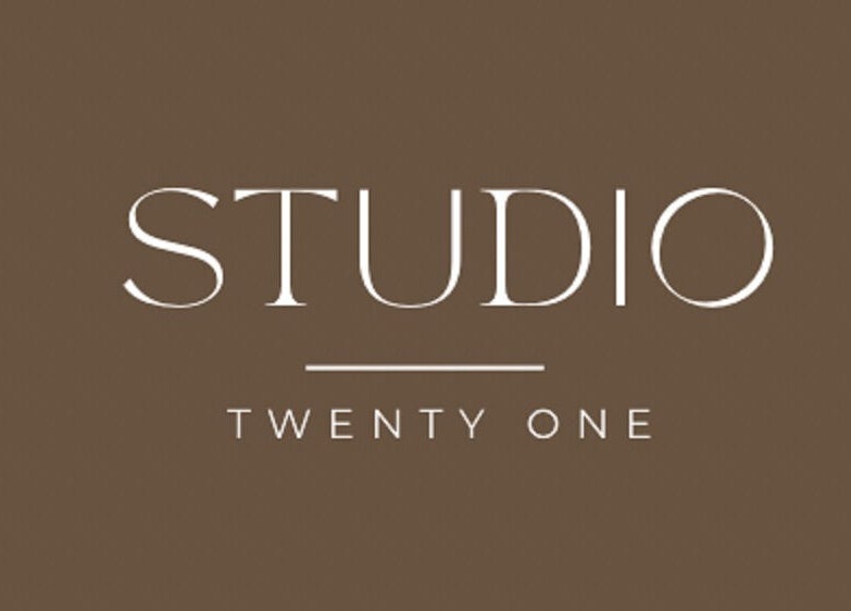 Elle @ Studio Twenty One logo on brown background, Rugby, England, GB. Sophisticated beauty venue.