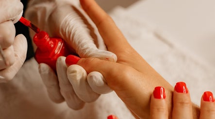 Serviço de manicure em Nails da Jhezz, Berlin, Berlin, DE, com esmalte vermelho vibrante.