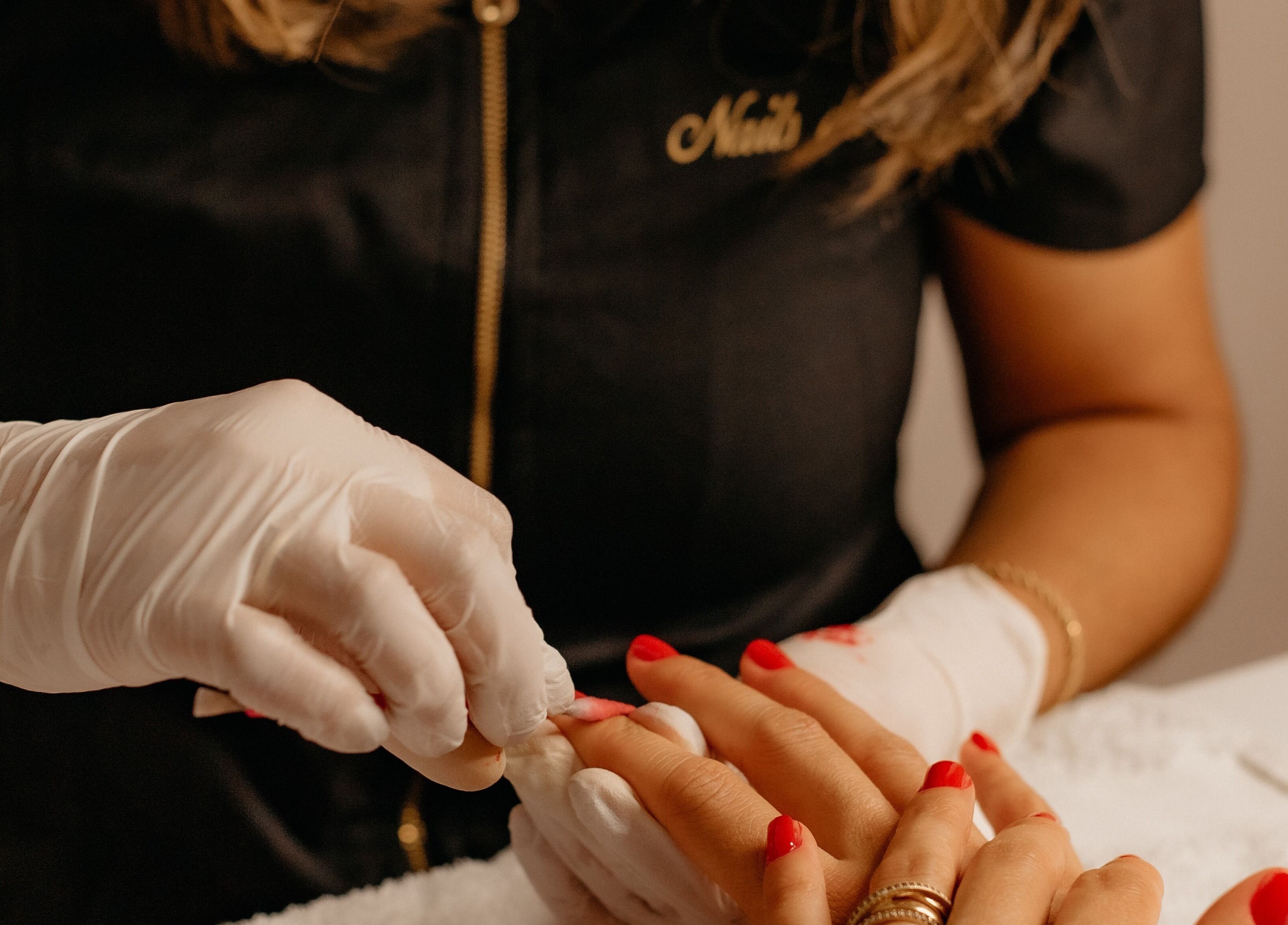 Profissional aplicando unhas vermelhas no Nails da Jhezz, Berlin, Berlin, DE.