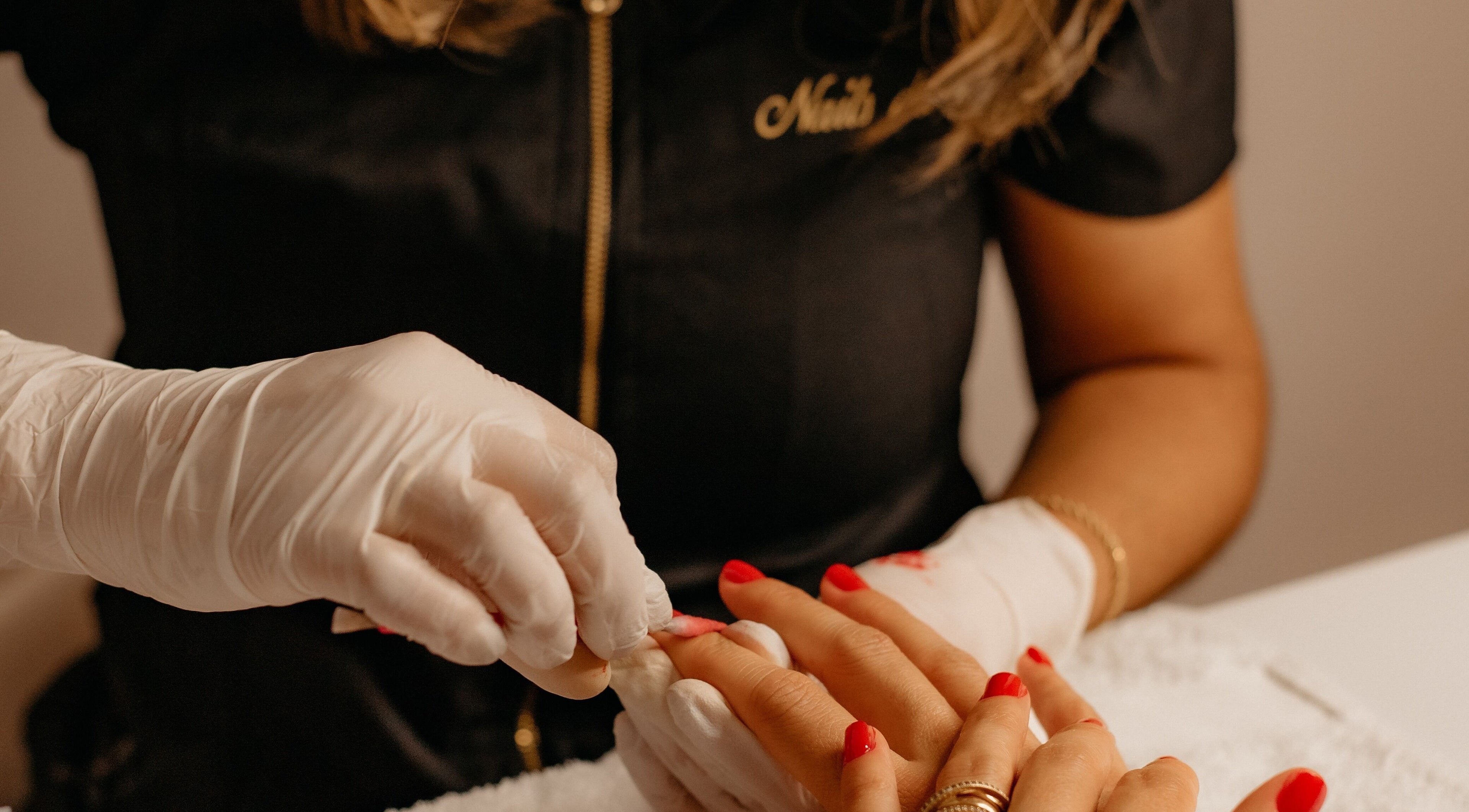 Profissional aplicando unhas vermelhas no Nails da Jhezz, Berlin, Berlin, DE.