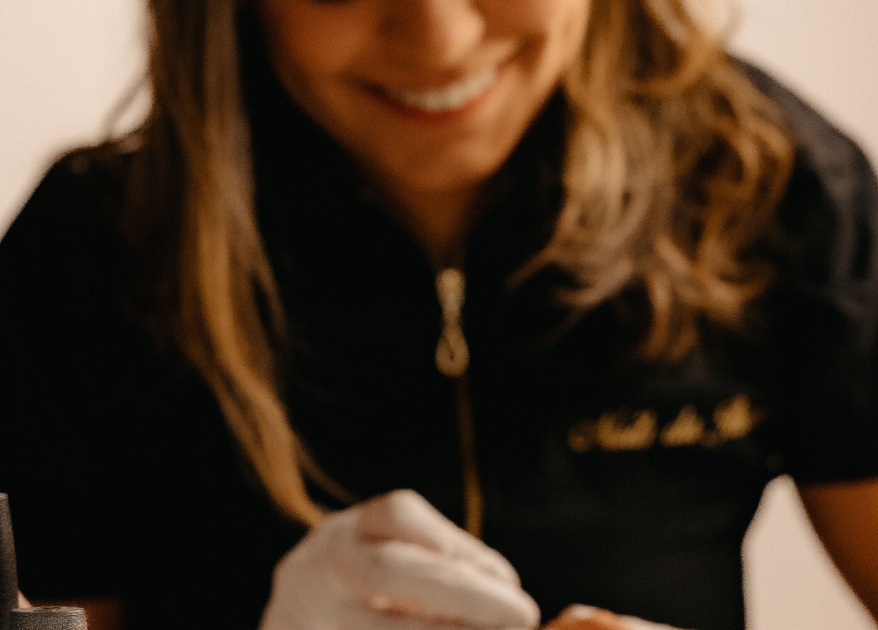 Tratamento de unhas em Nails da Jhezz, profissional concentrada em serviço em Berlin, Berlin, DE.