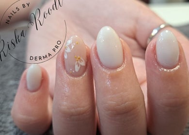 Elegant nail art by Nails By Riska ° Hair by Megs in Potchefstroom, North West, ZA. Delicate white and gold design.