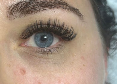 Close-up of eyelash extension from Georgeous Beauty in Warfield, England, GB showcasing detailed lash work.