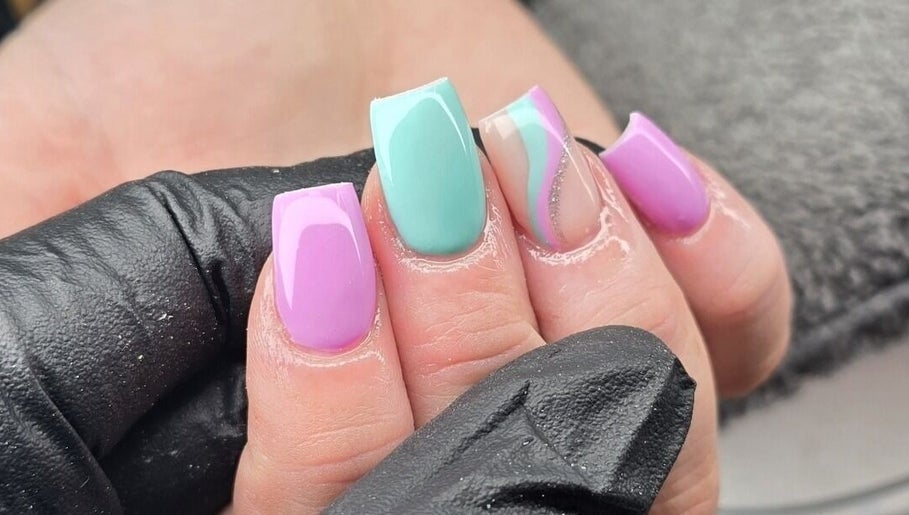Abby at Roxannes Nails on Demand, bild 1