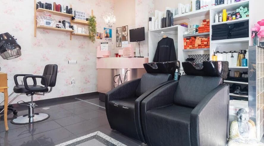 Interior de Nieves Olmo Peluquería & Belleza en Leganés, Comunidad de Madrid, ES, mostrando áreas de corte y lavado.