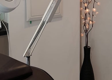 Coin spa apaisant chez Au studio B, Nice, Provence-alpes-côte D'azur, FR, avec chaise et déco lumineuse.