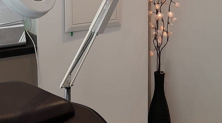 Coin spa apaisant chez Au studio B, Nice, Provence-alpes-côte D'azur, FR, avec chaise et déco lumineuse.