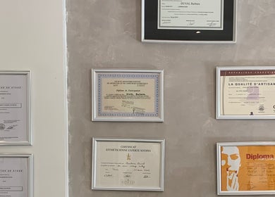 Certificats encadrés à Au studio B, Nice, Provence-alpes-côte D'azur, FR, affichant des diplômes et qualifications.