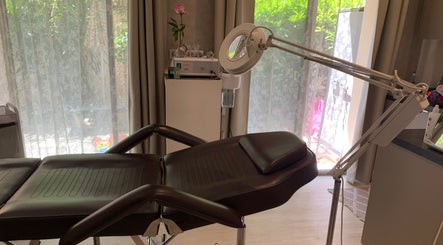 Cabine esthétique chez Au Studio B à Nice, Provence-alpes-côte D'azur, FR avec table de soin.