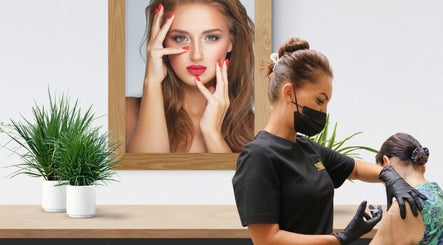 Professional treatment at Niki Aesthetics in Orihuela Costa, Comunidad Valenciana, ES with elegant decor.