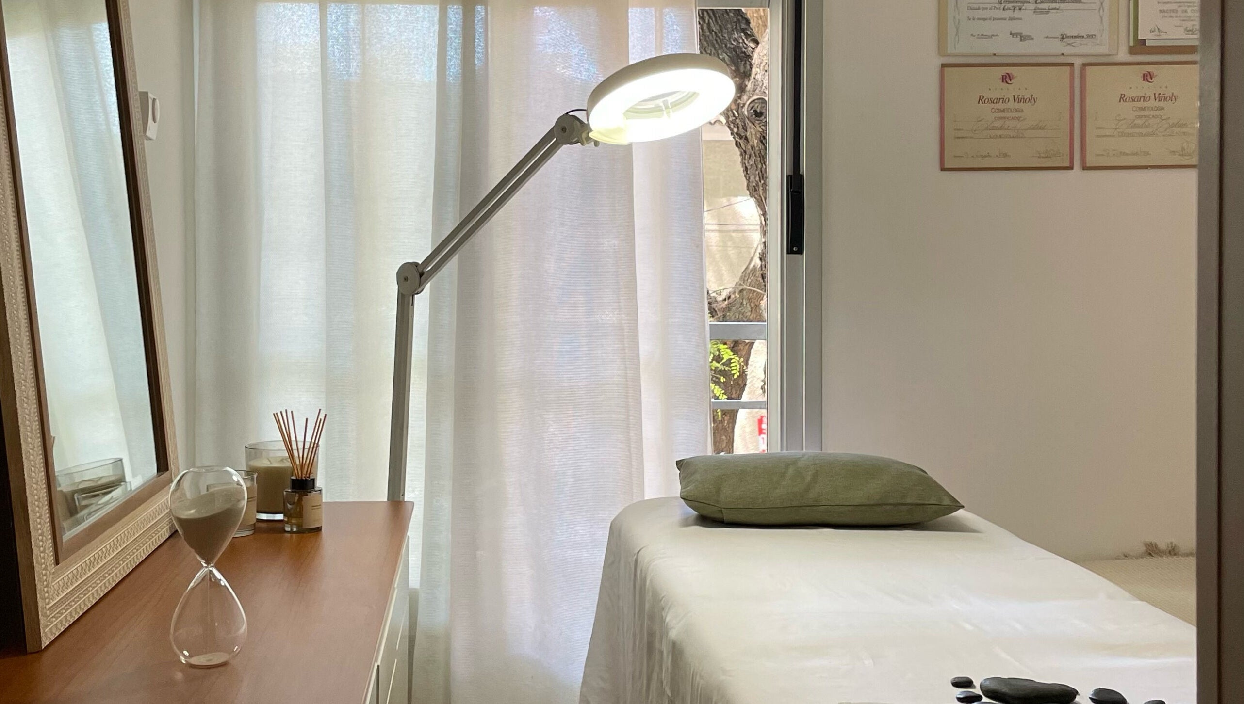 Sala de tratamiento en CC Cosmetologa, Montevideo, Departamento De Montevideo, UY con iluminación suave.