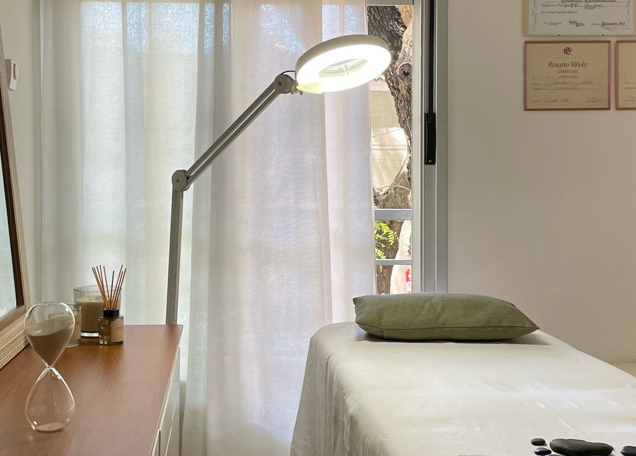 Sala de tratamiento en CC Cosmetologa, Montevideo, Departamento De Montevideo, UY con iluminación suave.