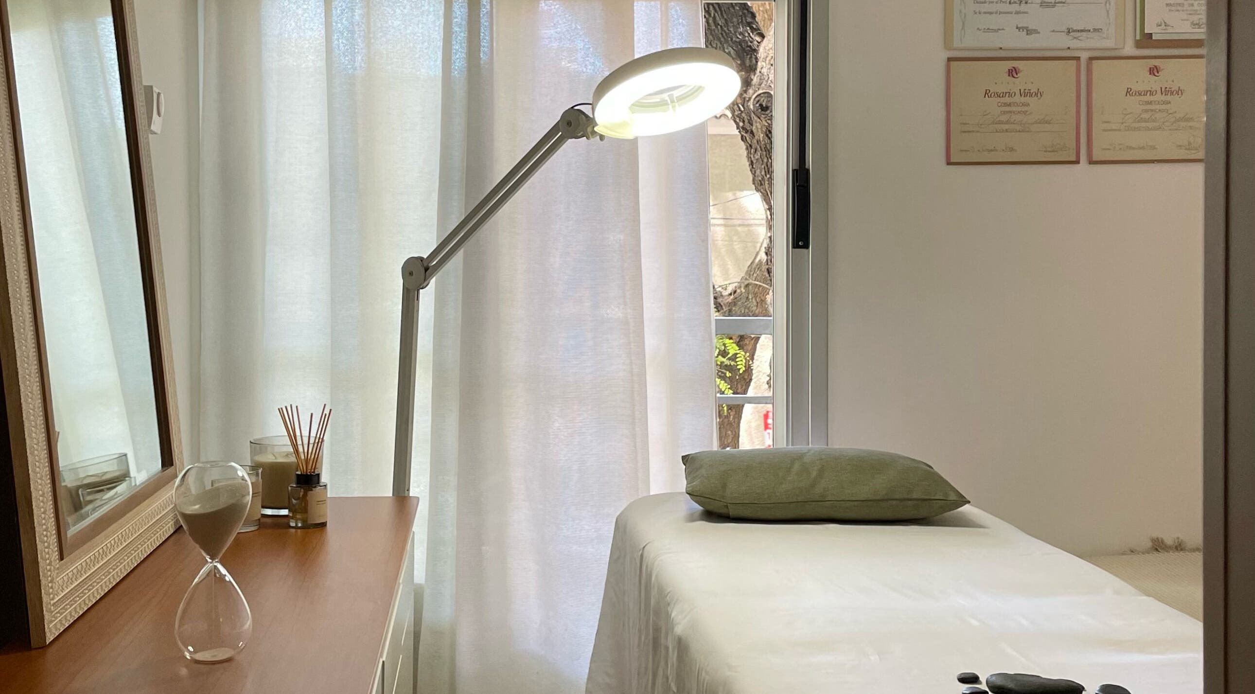 Sala de tratamiento en CC Cosmetologa, Montevideo, Departamento De Montevideo, UY con iluminación suave.