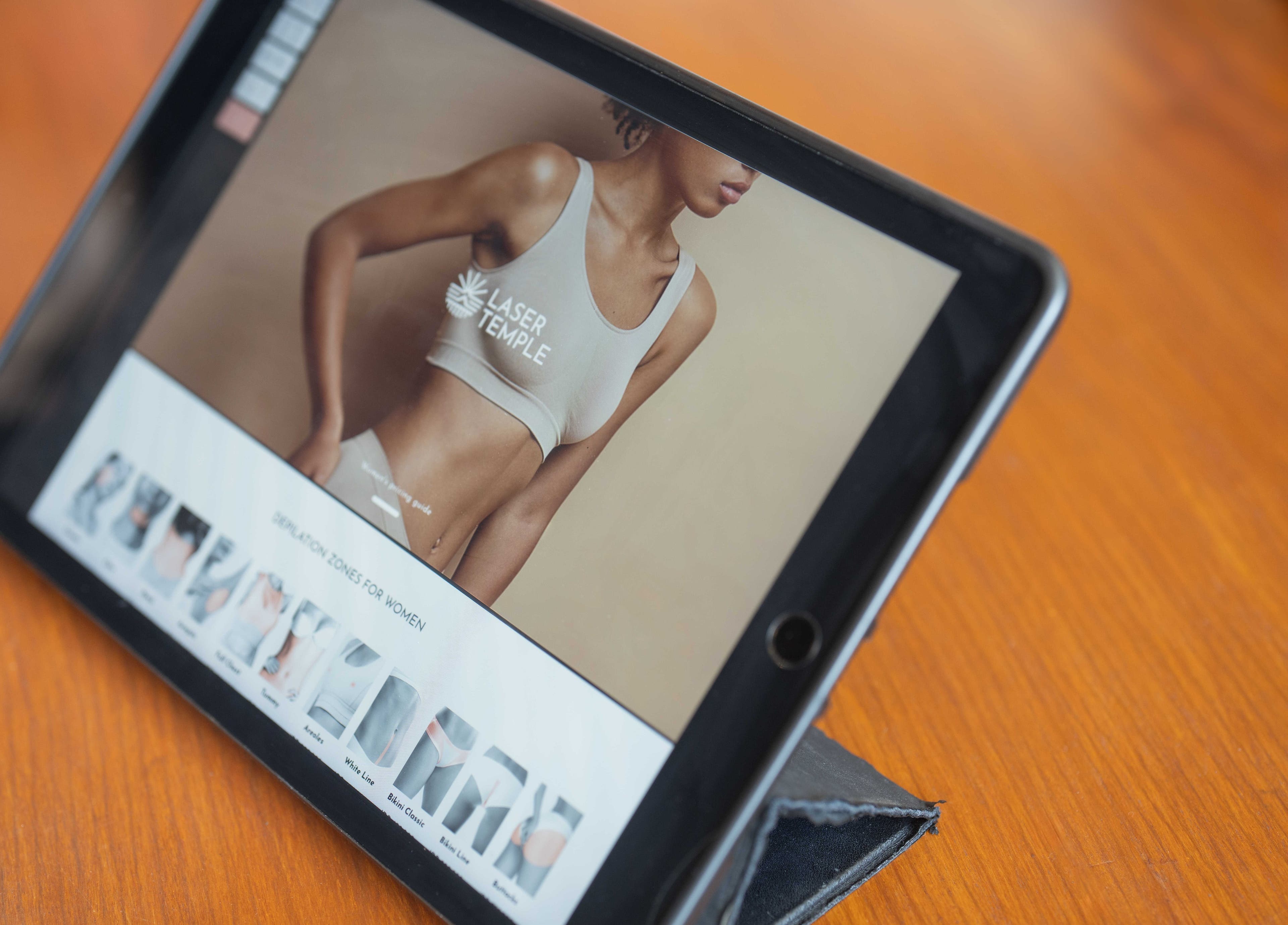 Pantalla de tablet mostrando servicios de Laser Temple en Bali, Bali, ID.