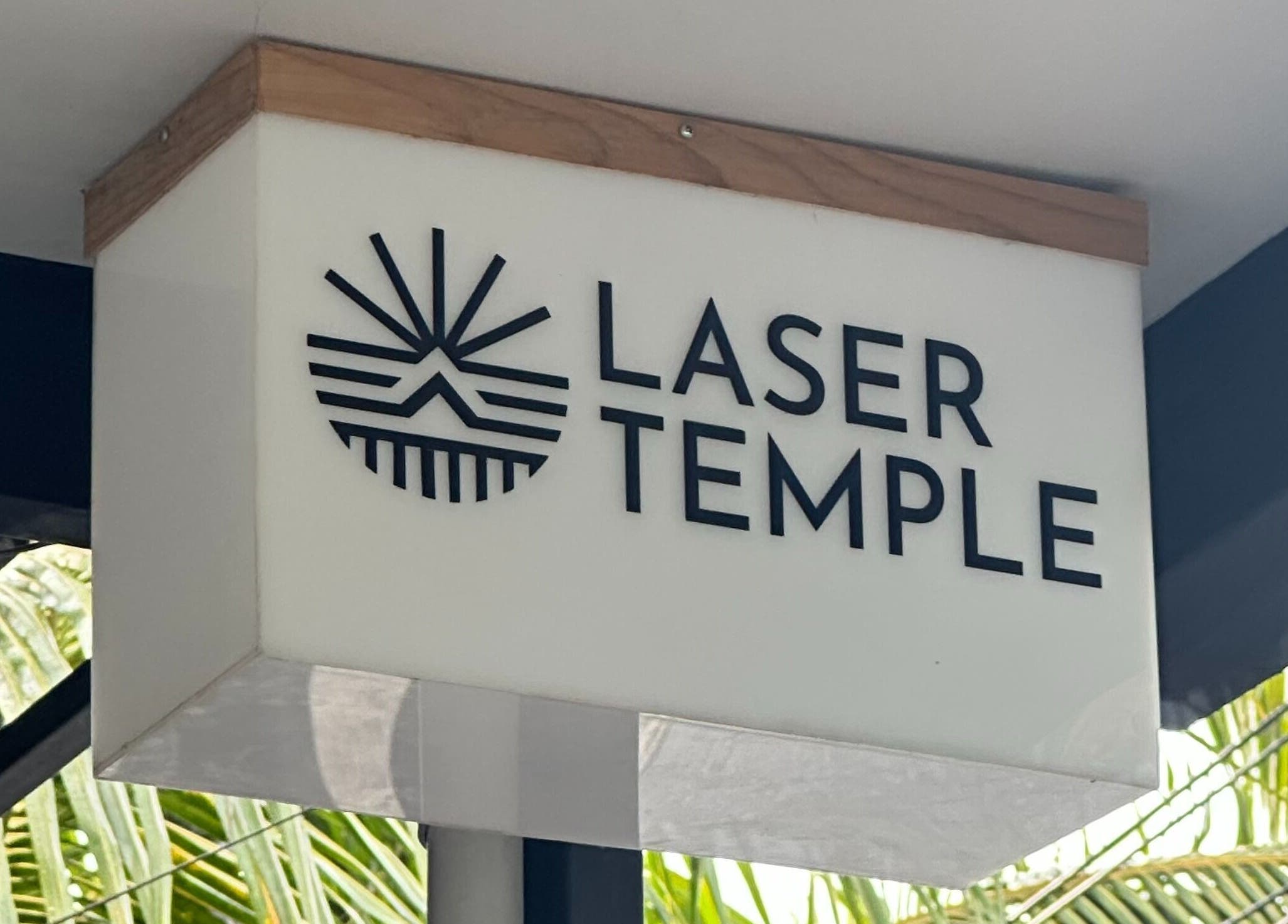 Cartel de LASER TEMPLE ULUWATU en Bali, Bali, ID, destacando su moderna estética.