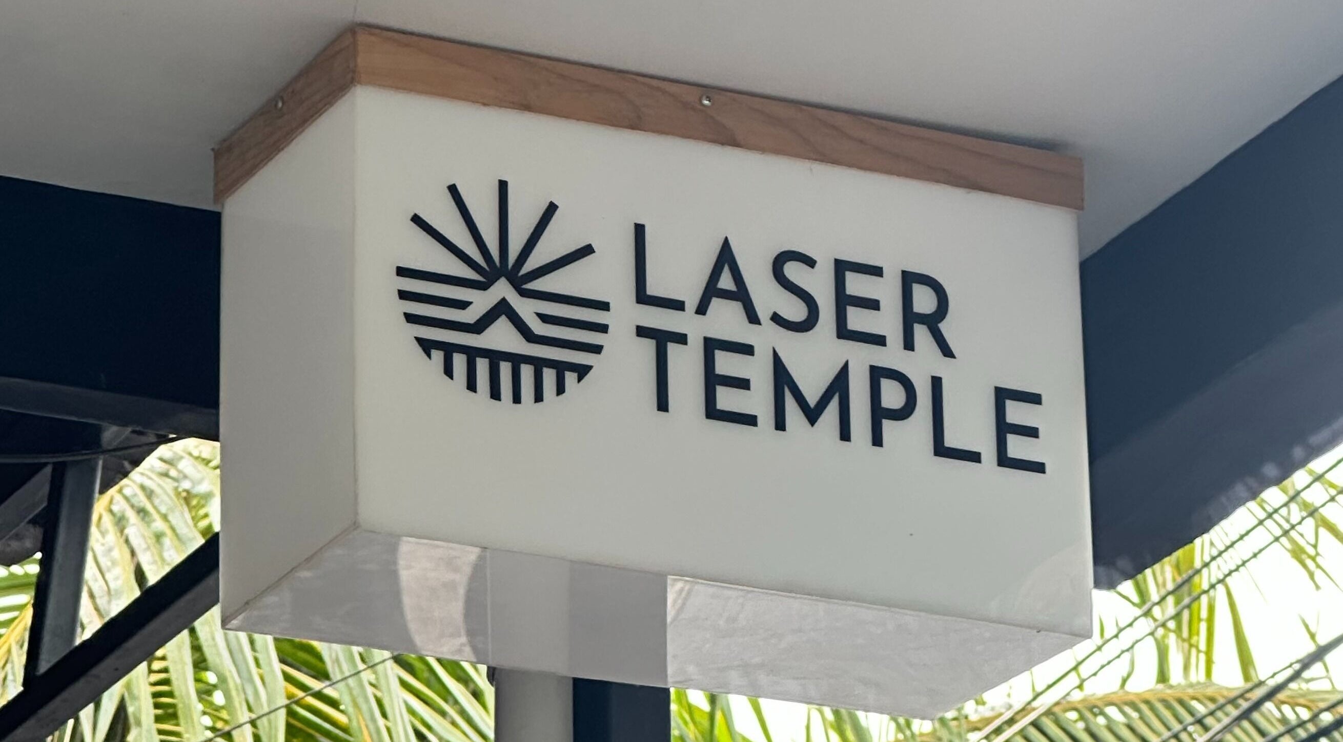 Cartel de LASER TEMPLE ULUWATU en Bali, Bali, ID, destacando su moderna estética.