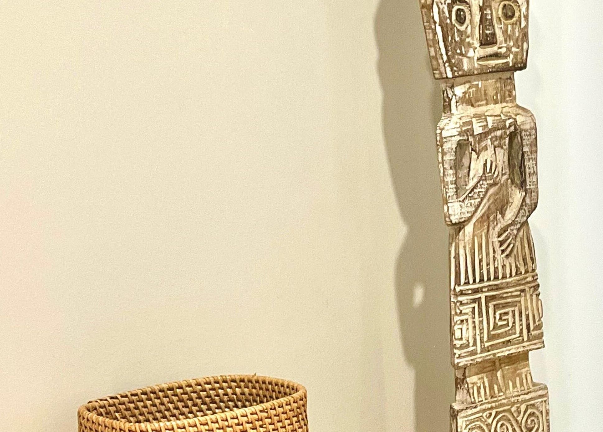 Escultura decorativa en LASER TEMPLE ULUWATU, Bali, Bali, ID, con un diseño único y cesta artesanal.