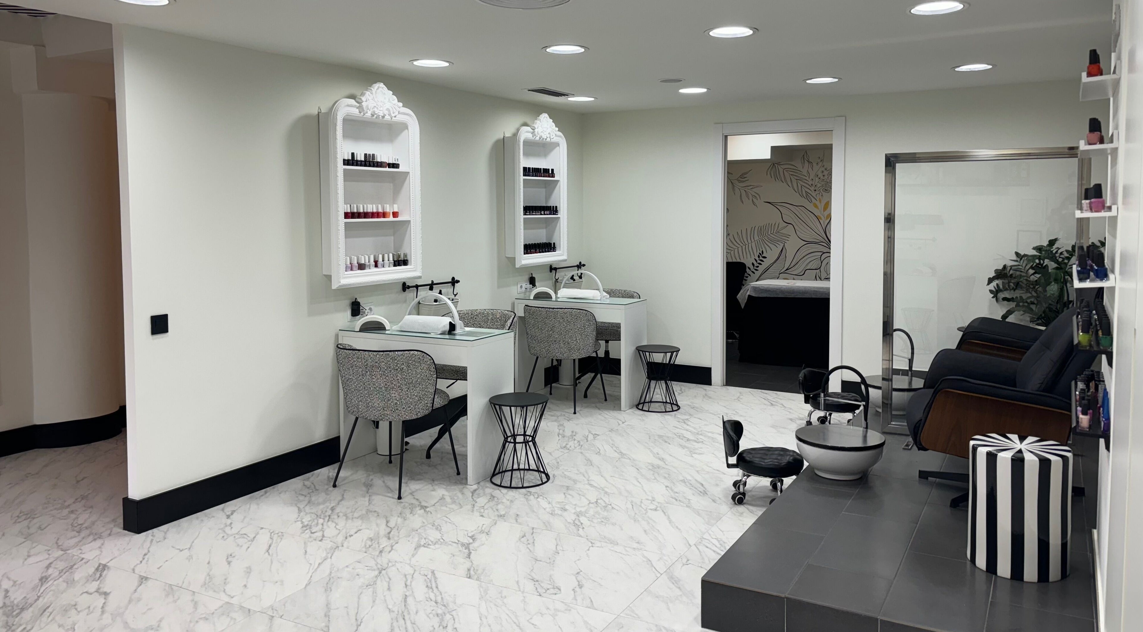 Área de manicura de Beauty Salon 300th Avenue en Castelldefels, Catalunya, ES, con diseño moderno y elegante.