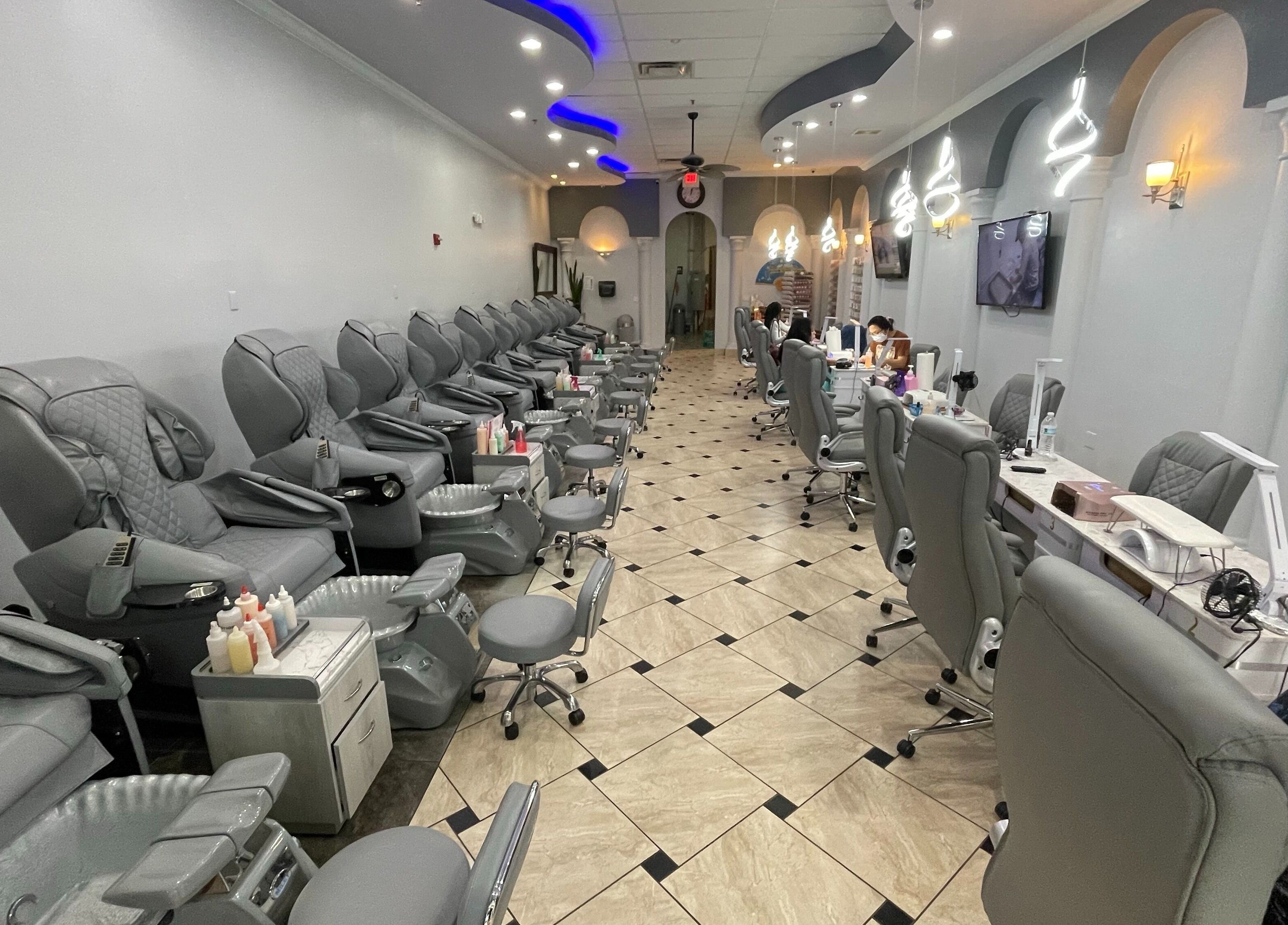 Luxurious spa chairs at Aladdin Nails & Spa in Ocoee, Florida, US for premium nail care experiences.