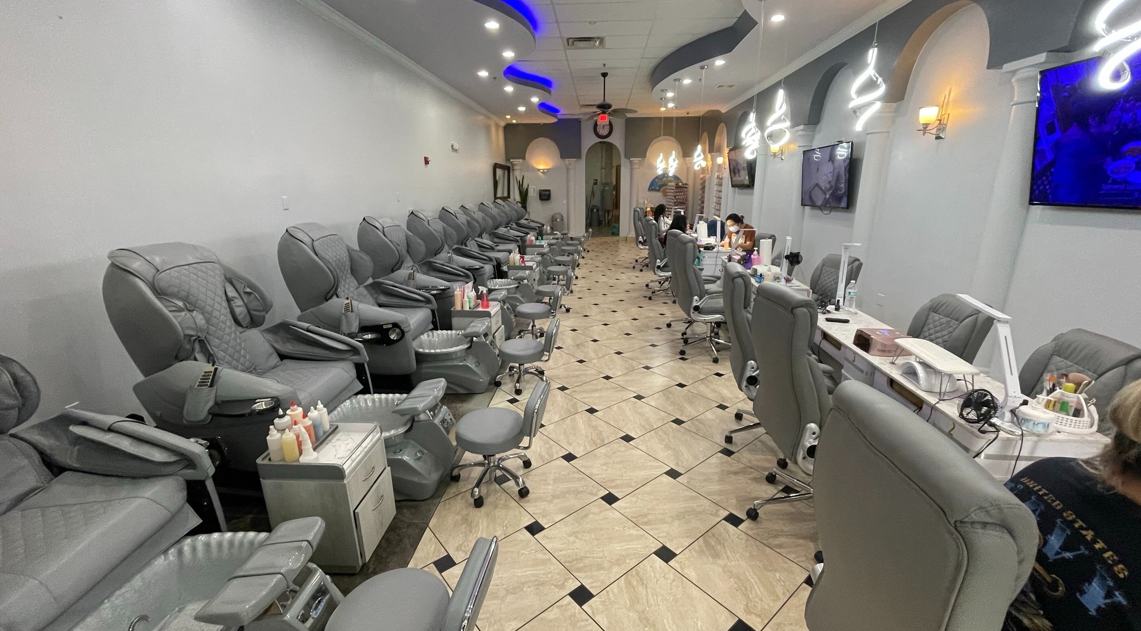Luxurious spa chairs at Aladdin Nails & Spa in Ocoee, Florida, US for premium nail care experiences.