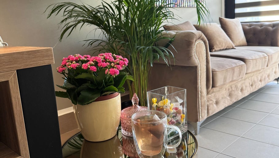 Relaxujte v Beauty.now_studio v Hlavní Město Praha, CZ s květinami, čajem a pohodlnou pohovkou.