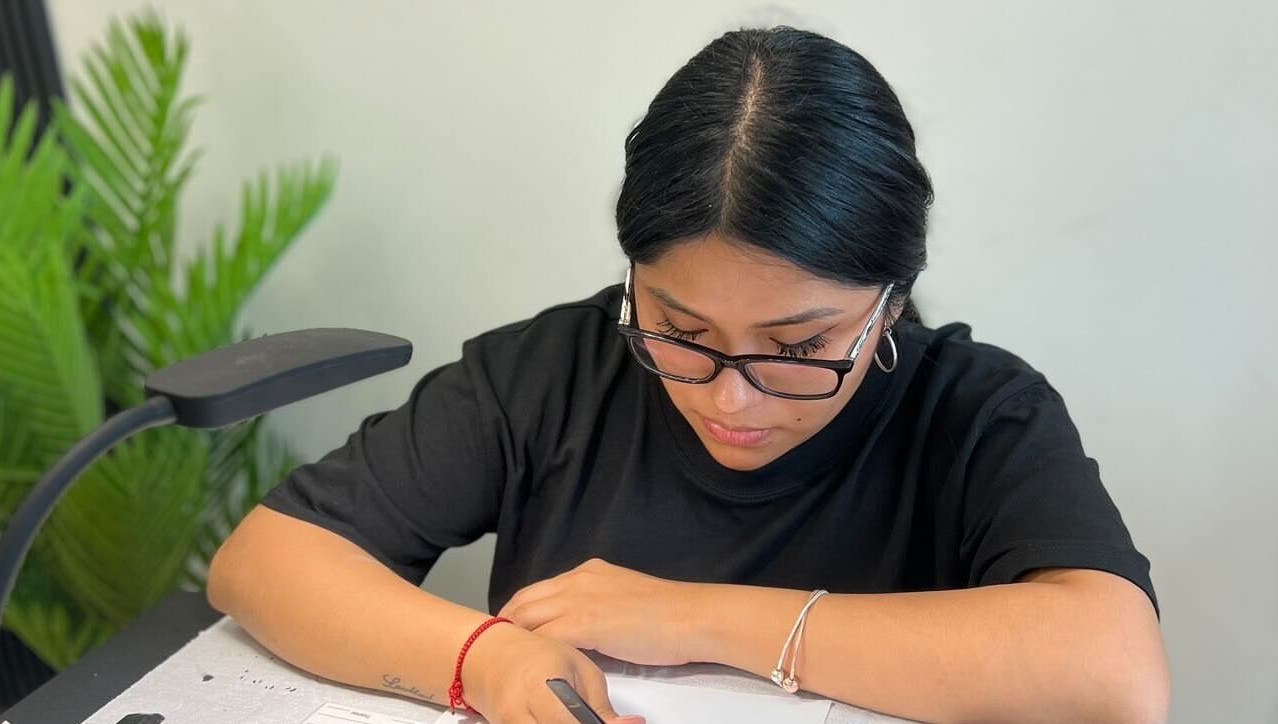 Especialista en Colque.beautystudio en Alto Hospicio, Tarapacá, CL, concentrada en su trabajo con elegante dedicación.