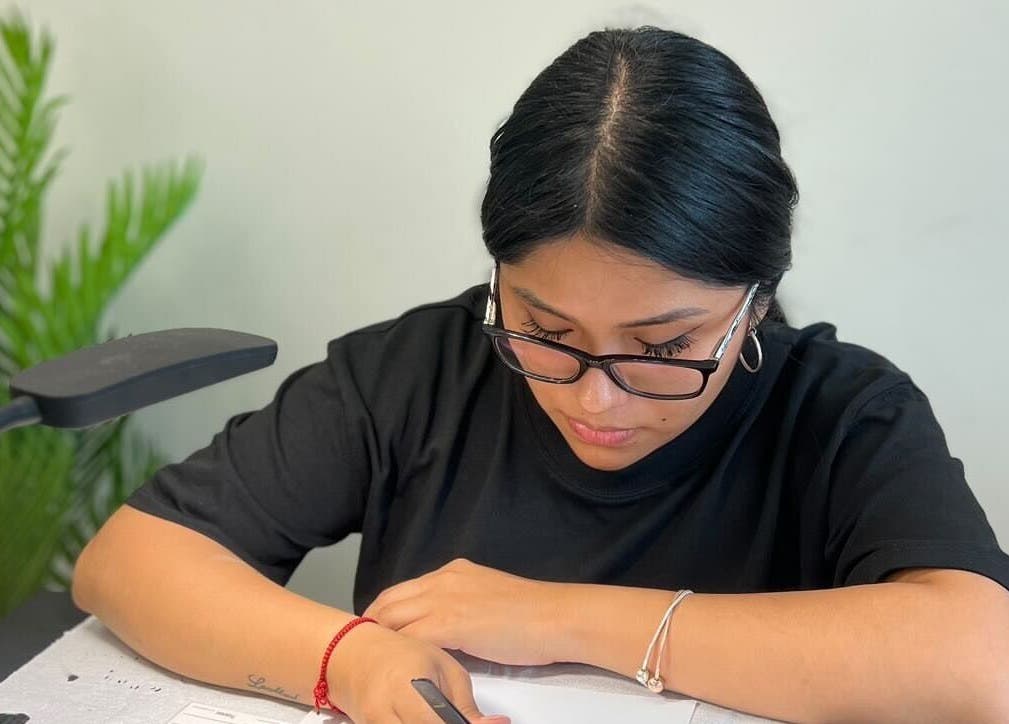 Especialista en Colque.beautystudio en Alto Hospicio, Tarapacá, CL, concentrada en su trabajo con elegante dedicación.