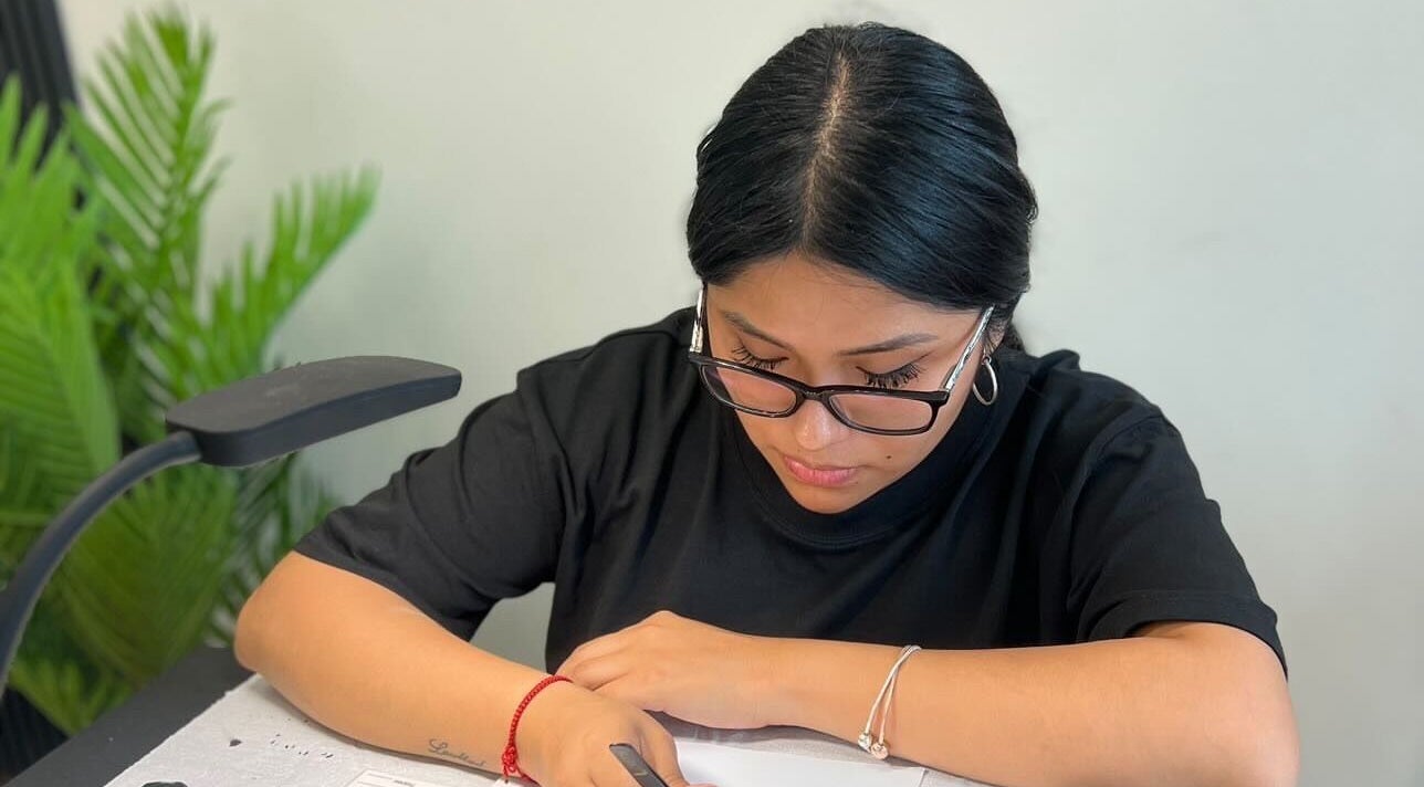 Especialista en Colque.beautystudio en Alto Hospicio, Tarapacá, CL, concentrada en su trabajo con elegante dedicación.