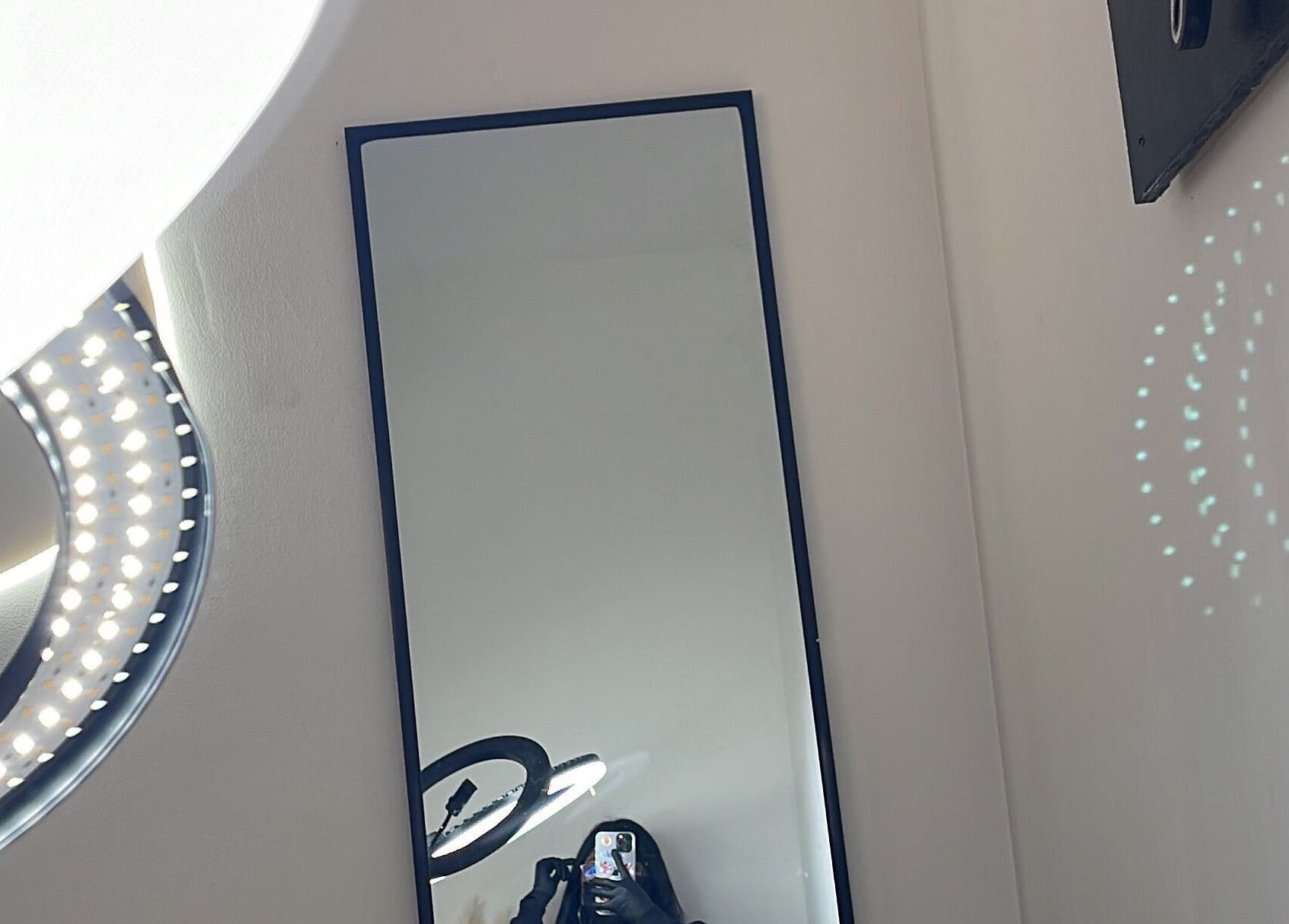 Reflejo en espejo moderno en Colque.beautystudio, Alto Hospicio, Tarapacá, CL con iluminación LED.