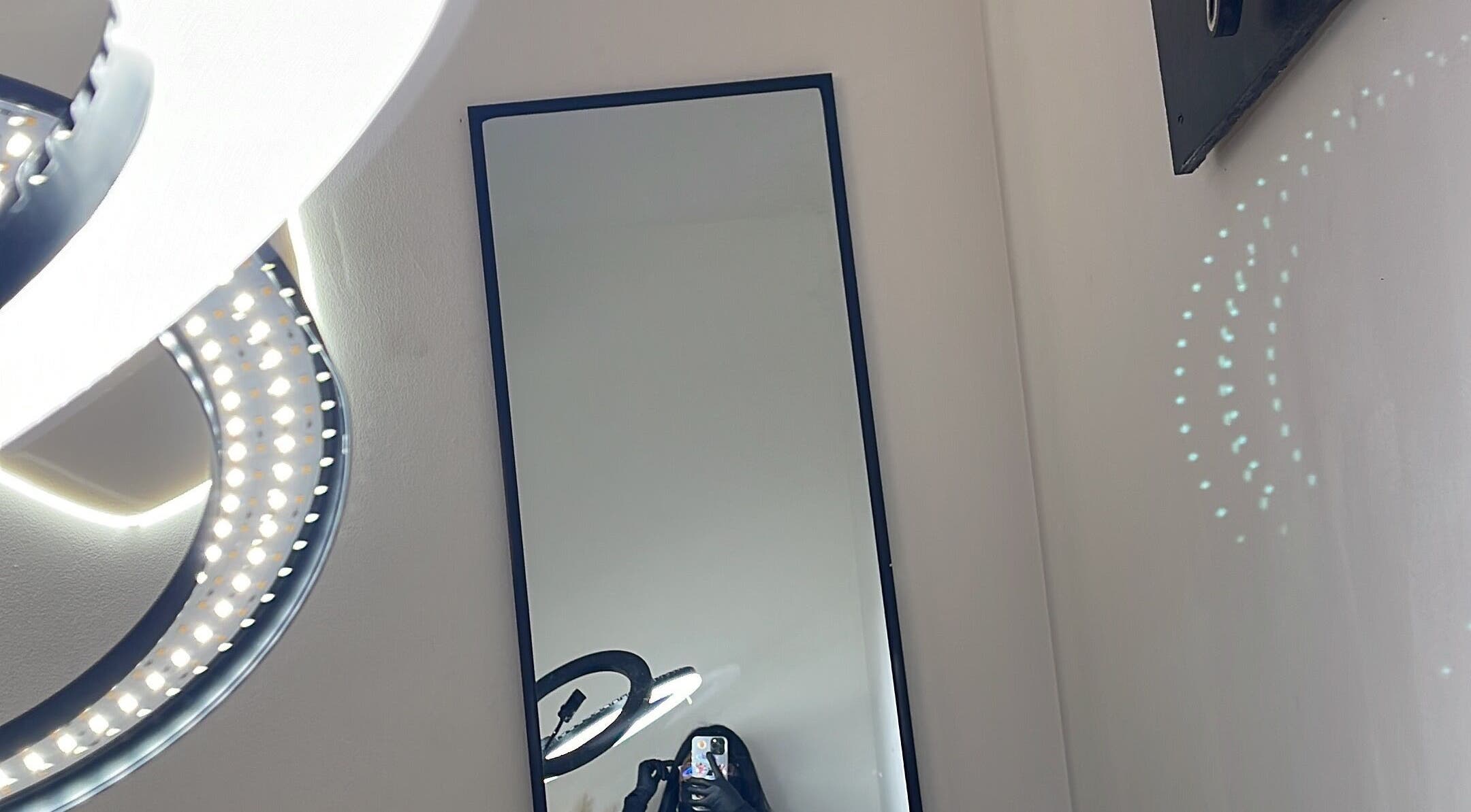 Reflejo en espejo moderno en Colque.beautystudio, Alto Hospicio, Tarapacá, CL con iluminación LED.