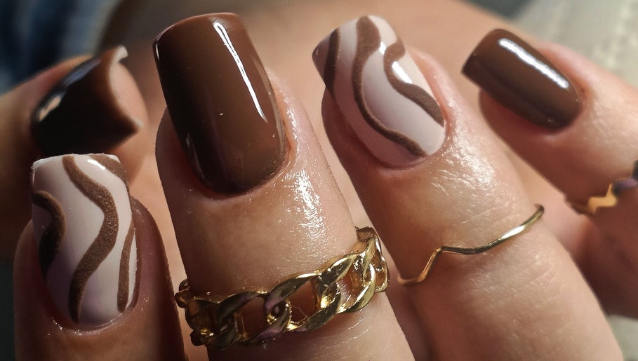 Elegant cocoa and white wavy nail art at Your Nail World, Haarlem, NL.