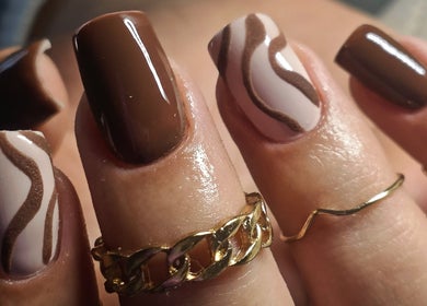 Elegant cocoa and white wavy nail art at Your Nail World, Haarlem, NL.
