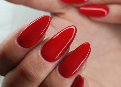 Close-up of vibrant red nails at Your Nail World, Haarlem, NL, showcasing expert manicure services.