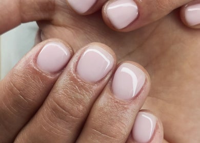 Elegant pink nails professionally manicured at Your Nail World, Haarlem, NL.