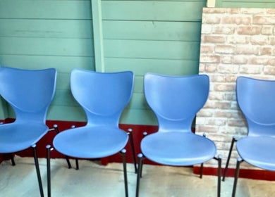 Vier moderne blauwe stoelen bij Peter de barber in Amsterdam, Noord-Holland, NL.