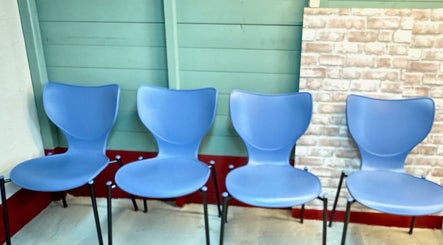 Vier moderne blauwe stoelen bij Peter de barber in Amsterdam, Noord-Holland, NL.