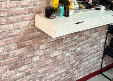 Schap met stylingproducten bij Peter de barber in Amsterdam, Noord-Holland, NL voor een authentieke look.