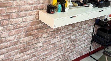 Schap met stylingproducten bij Peter de barber in Amsterdam, Noord-Holland, NL voor een authentieke look.