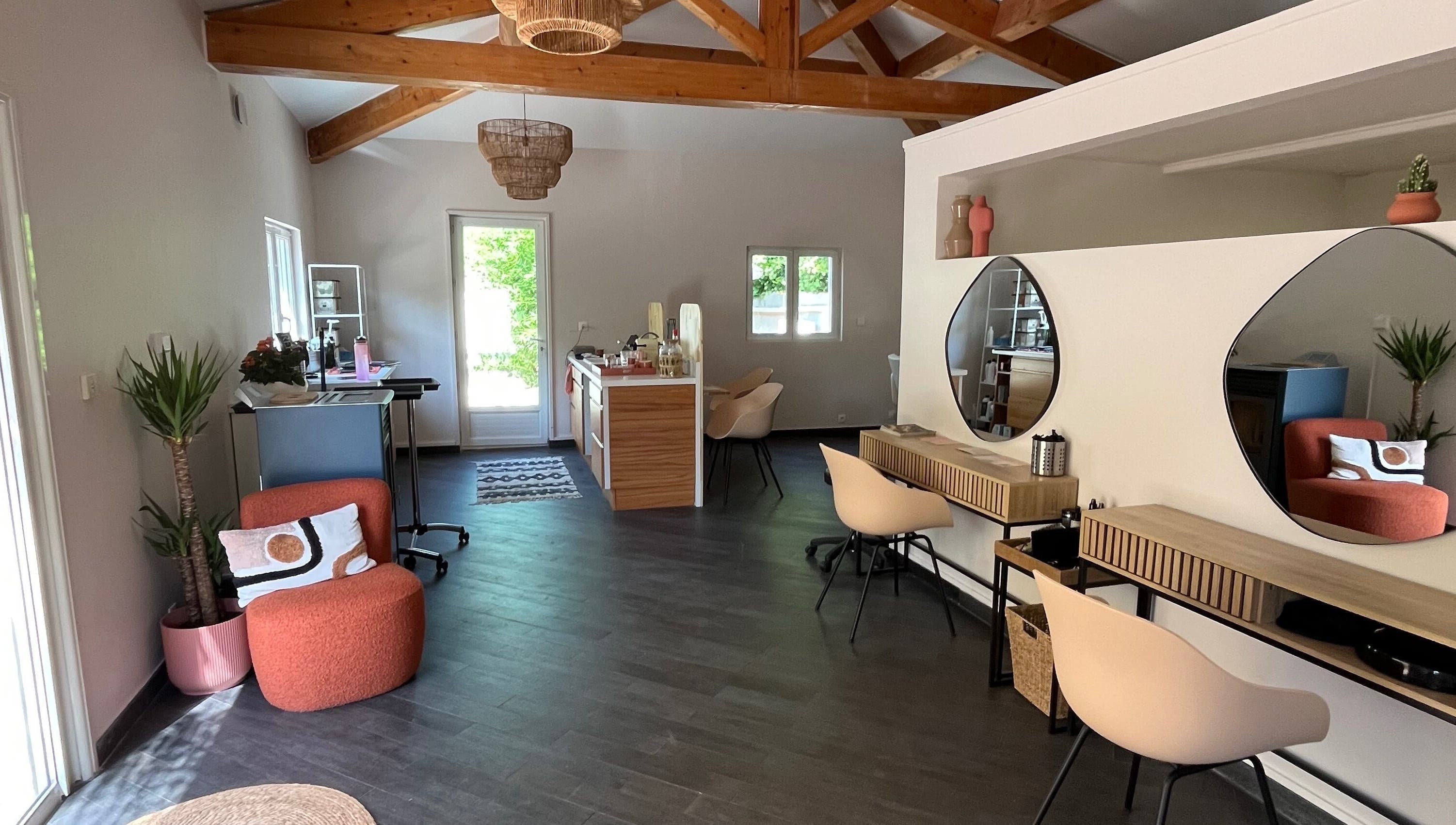 Intérieur moderne de Margot Hair à Montélimar, Auvergne-rhône-alpes, FR avec sièges élégants et miroirs ronds.