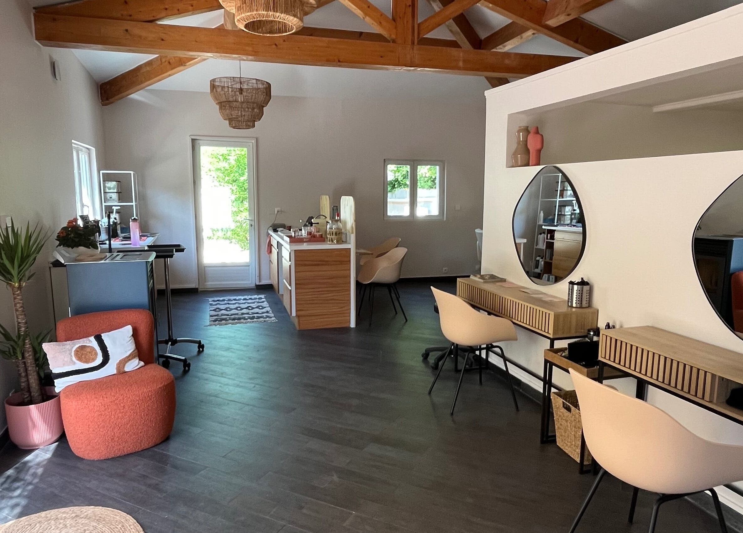 Intérieur moderne de Margot Hair à Montélimar, Auvergne-rhône-alpes, FR avec sièges élégants et miroirs ronds.