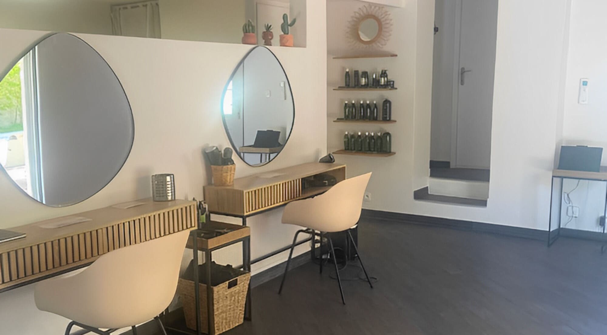 Espace moderne chez Margot Hair, Montélimar, Auvergne-rhône-alpes, FR avec miroirs élégants et décor épuré.