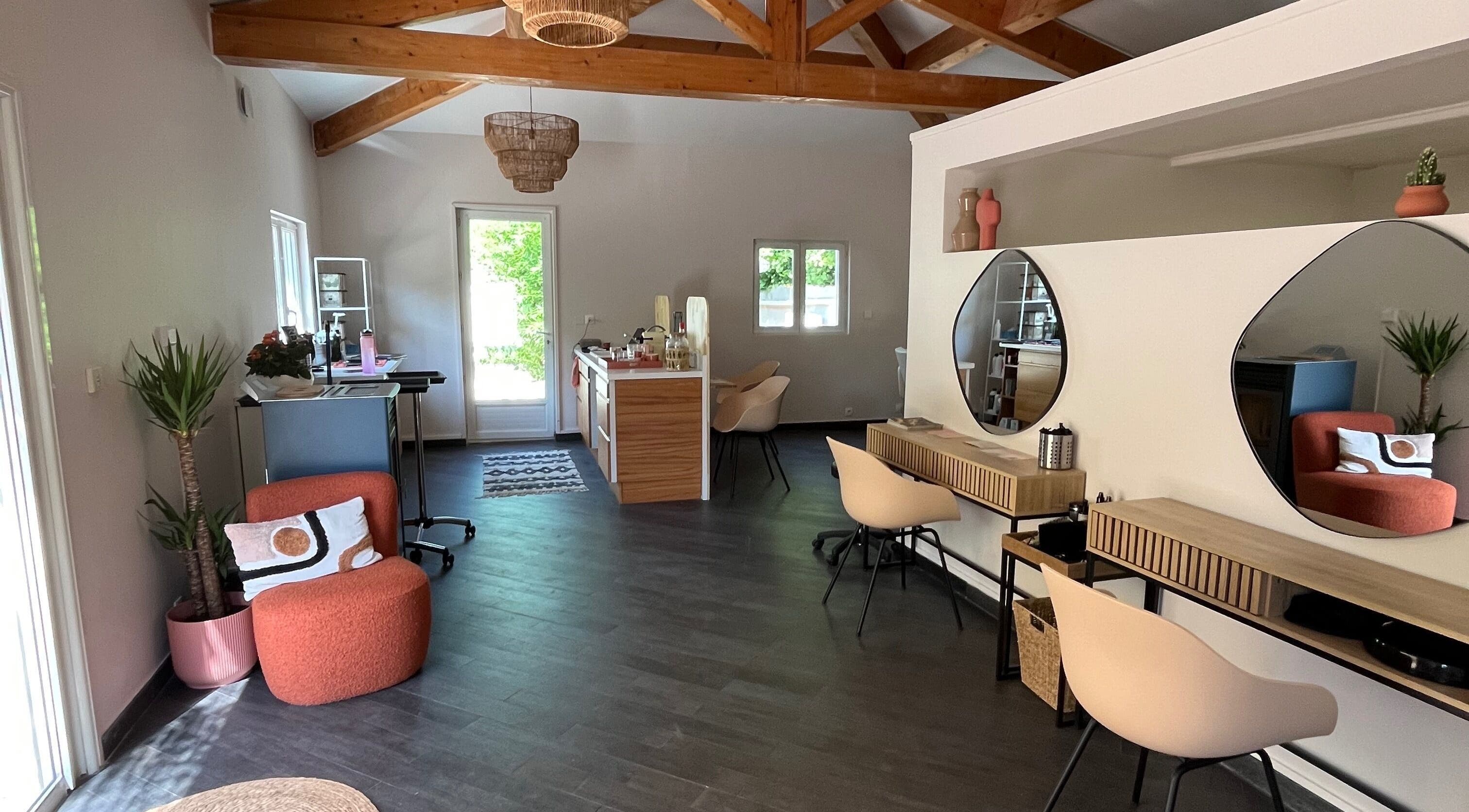Intérieur élégant de Margot Hair à Montélimar, Auvergne-rhône-alpes, FR avec chaises modernes et miroirs stylés.