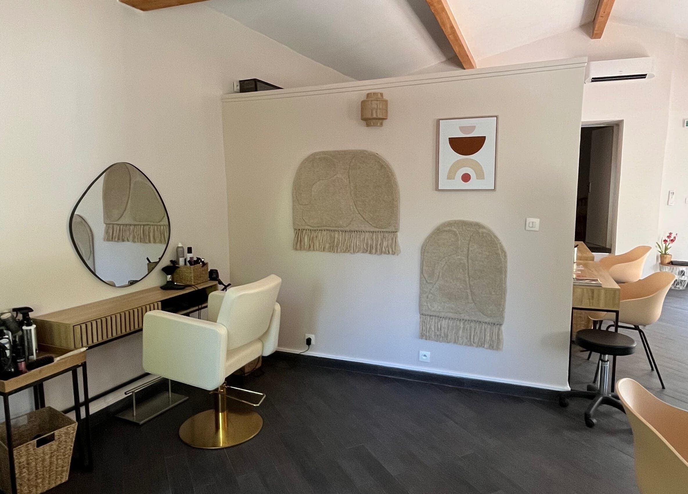 Intérieur stylé de Margot Hair à Montélimar, Auvergne-rhône-alpes, FR avec fauteuils modernes et décor élégant.