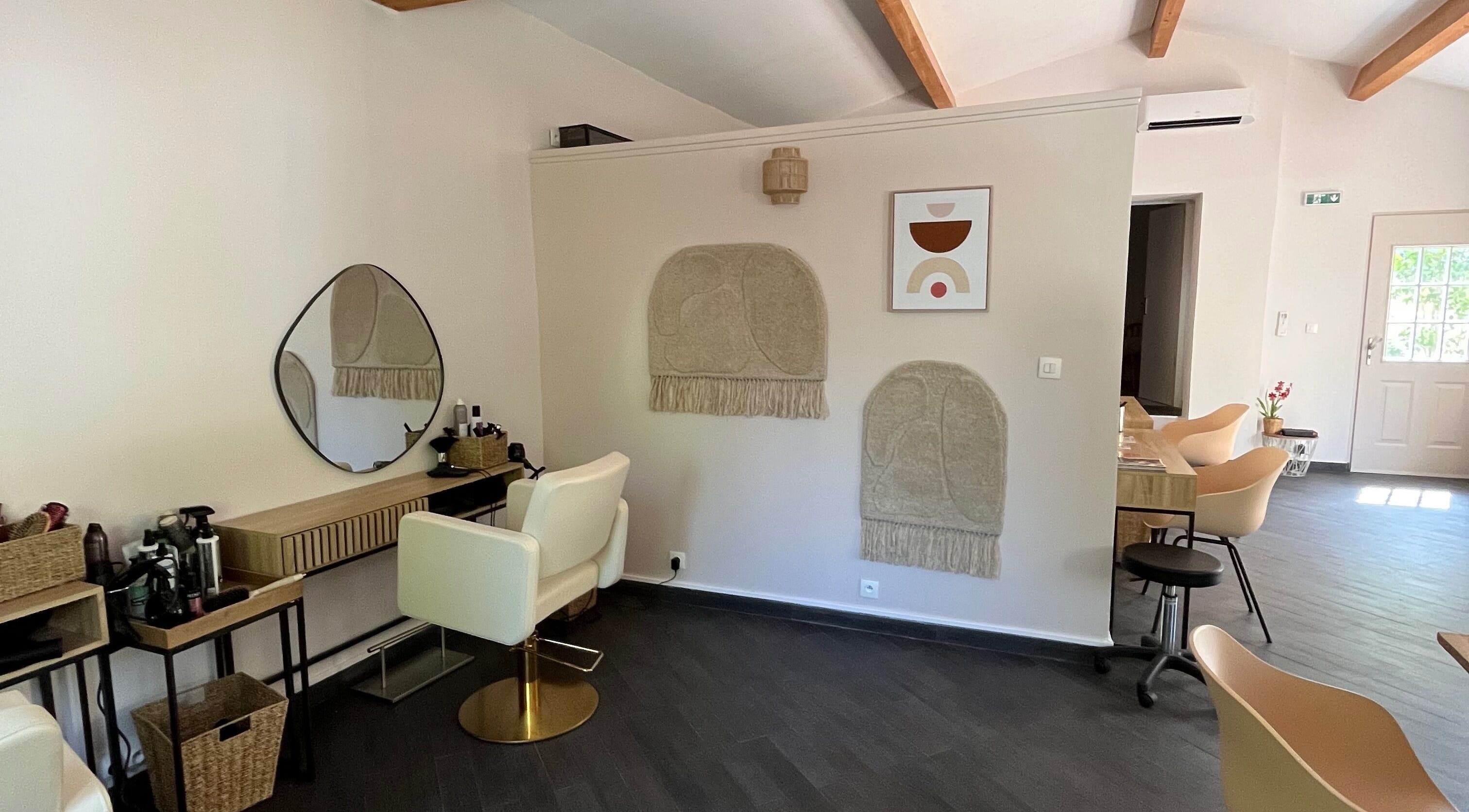 Intérieur stylé de Margot Hair à Montélimar, Auvergne-rhône-alpes, FR avec fauteuils modernes et décor élégant.