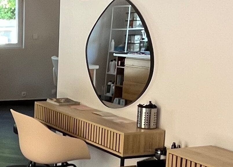 Intérieur moderne de Margot Hair, Montélimar, Auvergne-rhône-alpes, FR. Miroirs élégants et mobilier raffiné.